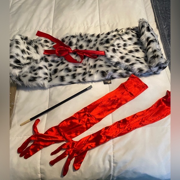 Adult Cruella Deville Shawl Gloves & Long Cigarette - Picture 3 of 3